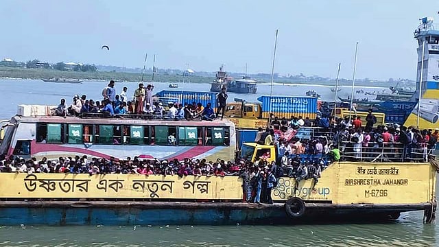 করোনাভাইরাস প্রতিরোধে বিআইডব্লিউটিএ নৌপথে যাত্রী পরিবহন বন্ধ ঘোষণা করলেও মাদারীপুরের কাঁঠালবাড়ি ও মুন্সিগঞ্জের শিমুলিয়া নৌপথে দক্ষিণবঙ্গমুখী যাত্রীদের ঢল নামে। আজ বেলা ১২টার দিকে কাঁঠালবাড়ি ঘাটে। ছবি: প্রথম আলো