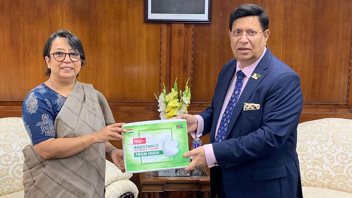 ভারতের হাইকমিশনার রীভা গাঙ্গুলী দাস সার্জিক্যাল মাস্ক দিচ্ছেন পররাষ্ট্রমন্ত্রী এ কে আব্দুল মোমেনকে। ছবি: বিজ্ঞপ্তি