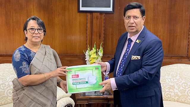 ভারতের হাইকমিশনার রীভা গাঙ্গুলী দাস সার্জিক্যাল মাস্ক দিচ্ছেন পররাষ্ট্রমন্ত্রী এ কে আব্দুল মোমেনকে। ছবি: বিজ্ঞপ্তি