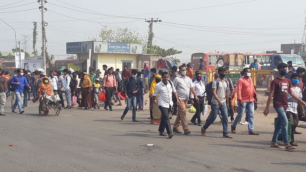 রাজধানীর টেকনিক্যাল মোড় থেকে গাবতলীমুখী সড়কে যানবাহন বন্ধ করে দেওয়ায় গাবতলী বাসস্ট্যান্ডের দিকে হাঁটছেন মানুষ। ছবি: সামছুর রহমান