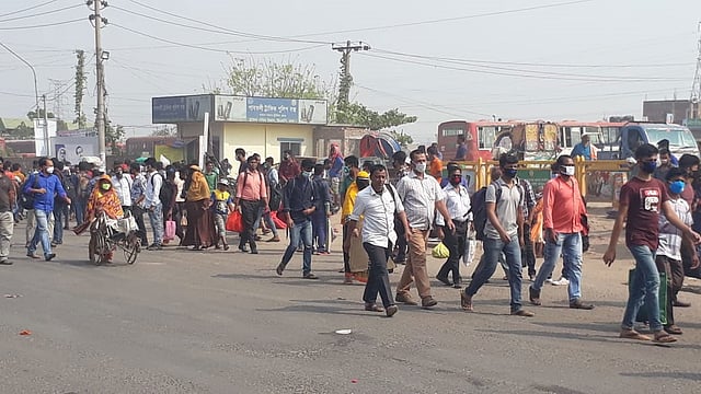 রাজধানীর টেকনিক্যাল মোড় থেকে গাবতলীমুখী সড়কে যানবাহন বন্ধ করে দেওয়ায় গাবতলী বাসস্ট্যান্ডের দিকে হাঁটছেন মানুষ। ছবি: সামছুর রহমান