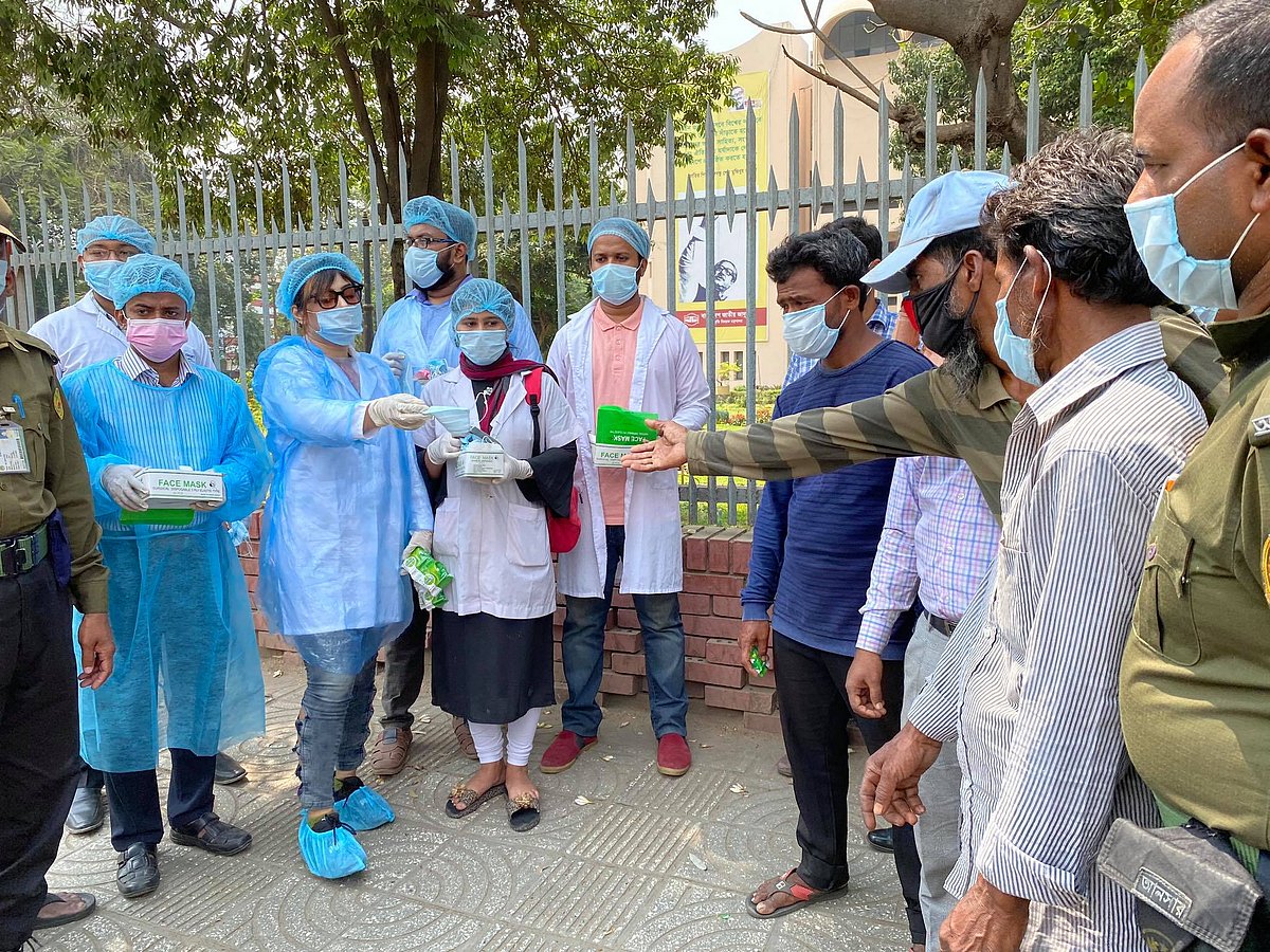 বন্ধু, সহকর্মীদের নিয়ে মাস্ক, স্যানিটাইজার বিতরণ করছেন মিষ্টি জান্নাত। ছবি: প্রথম আলো