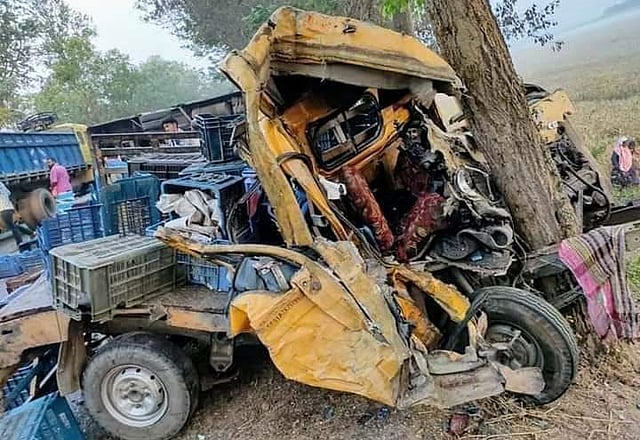 রাজশাহীর গোদাগাড়ী উপজেলার রাজশাহী-চাঁপাইনবাবগঞ্জ মহাসড়কের বিজয়নগর এলাকায় বাসের সঙ্গে ট্রাকের সংঘর্ষ হয়। এরপর গাছের সঙ্গে ধাক্কা খেয়ে ট্রাকটি দুমড়েমুচড়ে যায়। ছবি: প্রথম আলো