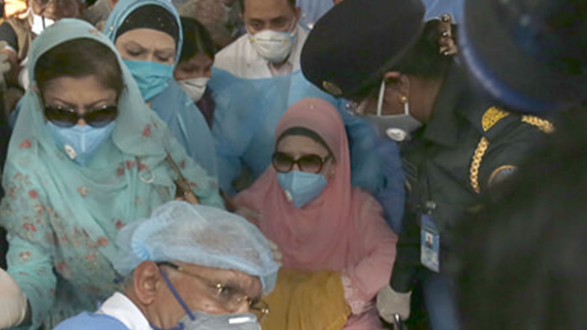 মুক্তির পর হাসপাতাল থেকে বাসার পথে খালেদা জিয়া। ছবি: হাসান রাজা