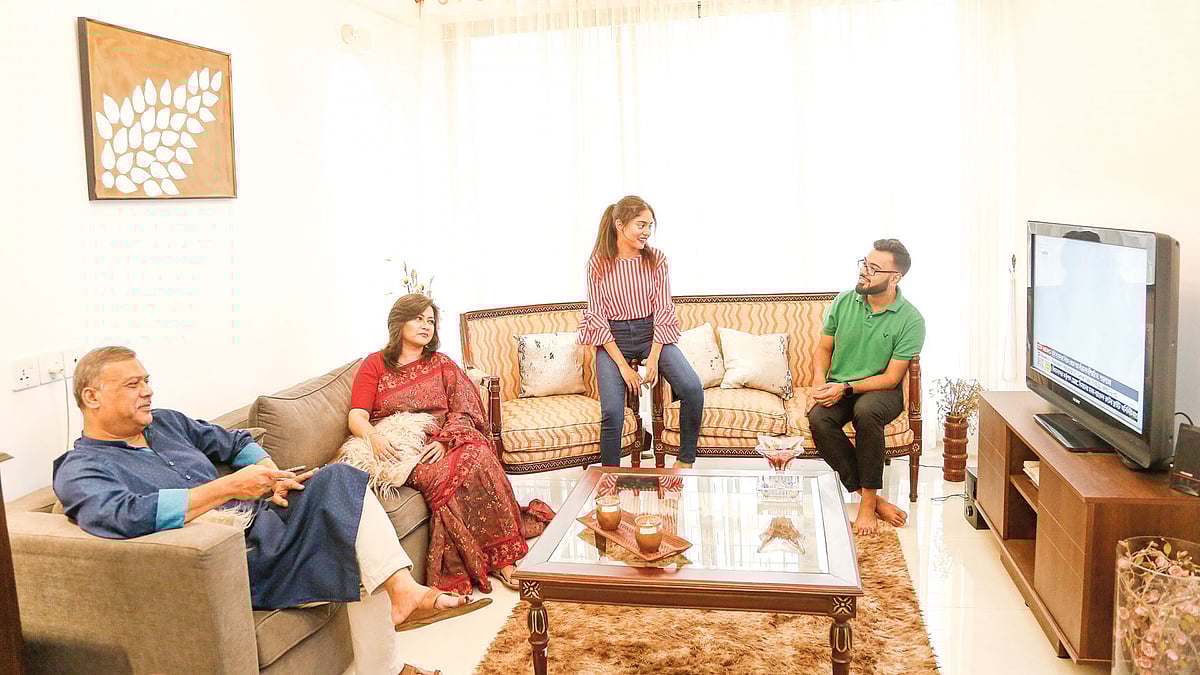 পরিবারের সঙ্গে বসে টিভি দেখে ও গল্প করে সময় কাটানো যেতে পারে। মডেল: নাসিম আহমেদ, দিনা আলম, আনিলা ও আয়মান, ছবি: সুমন ইউসুফ