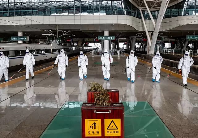 চীনের উহানে জীবাণুমুক্তকরণে ব্যস্ত কর্মীরা। হুবেই, চীন, ২৪ মার্চ। ছবি: এএফপি