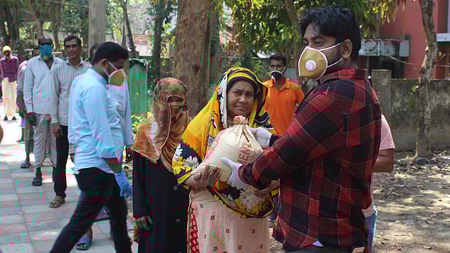 পিরোজপুরের ভান্ডারিয়া উপজেলা চেয়ারম্যান মিরাজুল ইসলামের উদ্যোগে গতকাল বুধবার এক হাজার কর্মহীন শ্রমজীবীর মাঝে পাঁচ কেজি করে চাল বিতরণ করা হয়। ছবি: প্রথম আলো