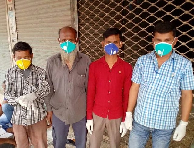 মুখে মাস্ক ও হাতে গ্লাভস পরেই পত্রিকা সরবরাহ করবেন হকারর। বুধবার রাজধানীর মতিঝিলে। ছবি: প্রথম আলো