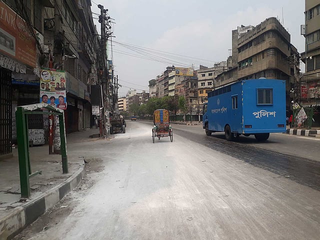 ঢাকার রাস্তা আর অলিগলি এখন আইনশৃঙ্খলা রক্ষাকারী বাহিনীর নিয়ন্ত্রণে, মানুষ সবাই ঘরে। ছবি: আসাদুজ্জামান