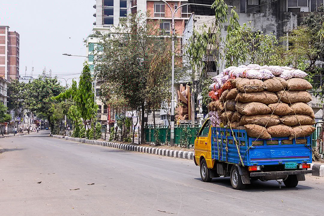 সড়কে কোনো গণপরিবহন চলবে না। তবে পণ্যবাহী যানবাহন এর আওতার বাইরে। ভিক্টোরিয়া পার্কের চিত্র