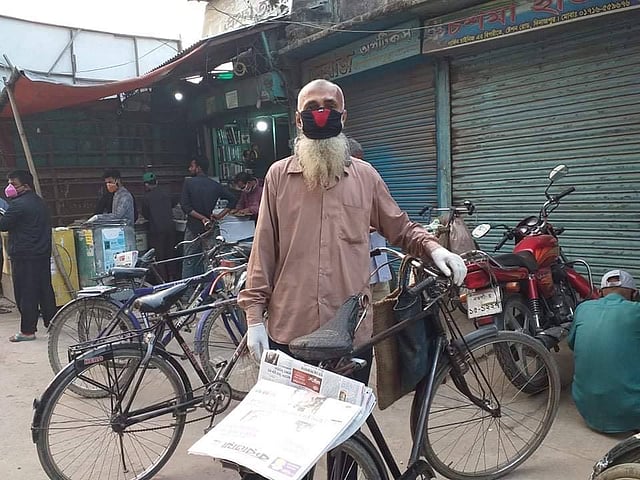 মানুষের দোরগোড়ায় এভাবে পত্রিকা পৌঁছে দেওয়া হবে। ছবি: প্রথম আলো
