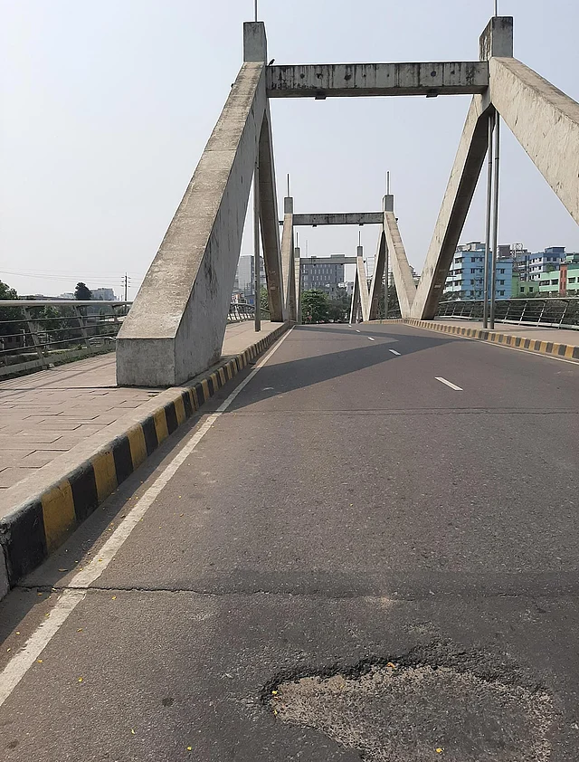 করোনাভাইরাস সংক্রমণ ঠেকাতে আজ থেকে সামাজিক দূরত্ব বজায় রাখা ও ঘরে অবস্থান নিশ্চিতে কাজ করছে কর্তৃপক্ষ। এ কারণে ঢাকার রাস্তা ফাঁকা। হাতিরঝিল, ঢাকা, ২৬ মার্চ। ছবি: আতিক মোহাম্মদ শরীফ