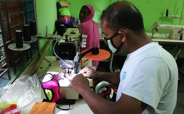 সরকারের নির্দেশে কারখানা বন্ধ। এই সময়ে মাস্ক বানিয়ে বিক্রি করছেন টাঙ্গাইলের মির্জাপুরের রফিক মিয়া ও নাছরিন বেগম দম্পতি। ছবি: প্রথম আলো