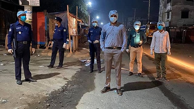 চায়ের স্টলে আড্ডা বন্ধে রাতে নির্বাহী ম্যাজিস্ট্রেটের নেতৃত্বে অভিযান। মেজর বিটা মোড়, ভালুকা, ময়মনসিংহ, ২৫ মার্চ। ছবি: সংগৃহীত