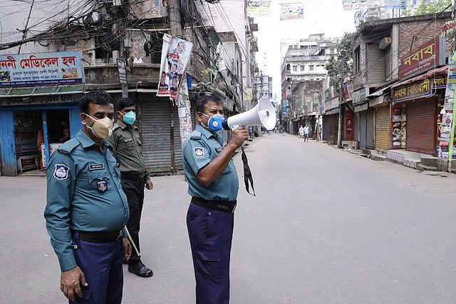 রাস্তায় চলাফেরা না করার জন্য মাইকিং করছে পুলিশ। বাংলাবাজার, ঢাকা, ২৬ মার্চ। ছবি: দীপু মালাকার