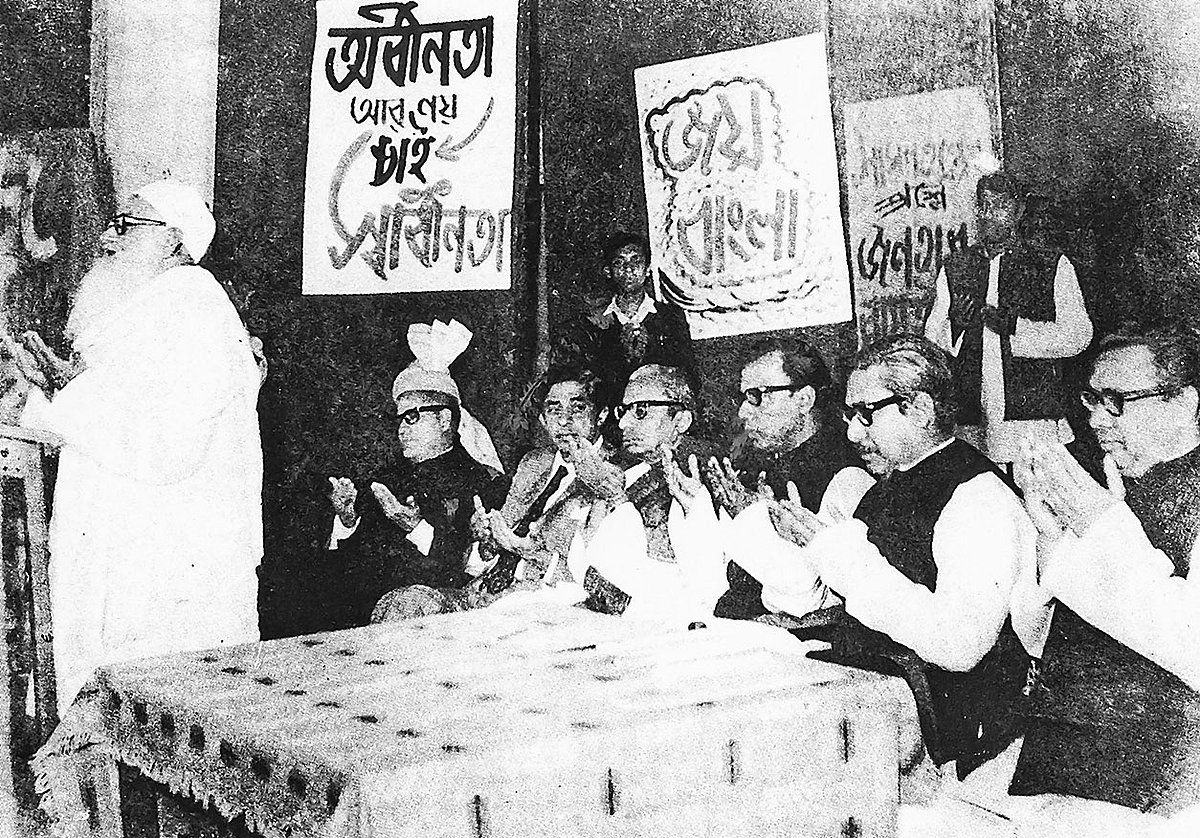 ঢাকার ইঞ্জিনিয়ার্স ইনস্টিটিউশনে জাতীয় ও প্রাদেশিক পরিষদের নবনির্বাচিত এমএনএ ও এমপিএদের সমাবেশে স্বাধিকার আন্দোলনে শহীদদের রুহের মাগফিরাত কামনা করে মোনাজাত করছেন বঙ্গবন্ধু। ফেব্রুয়ারি ১৯৭১