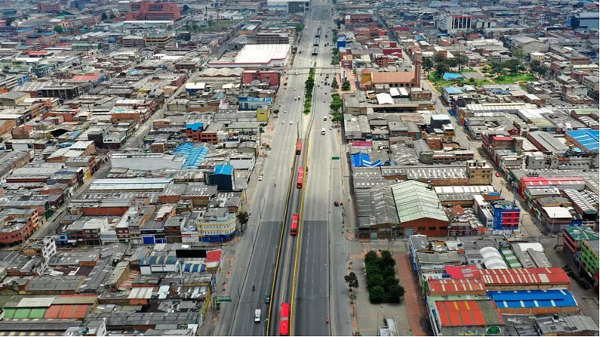 কলম্বিয়ার বোগাতায় লকডাউনে রাস্তাঘাট ফাঁকা হয়ে গেছে। ছবি: এএফপি