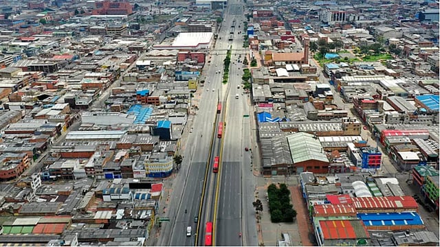 কলম্বিয়ার বোগাতায় লকডাউনে রাস্তাঘাট ফাঁকা হয়ে গেছে। ছবি: এএফপি