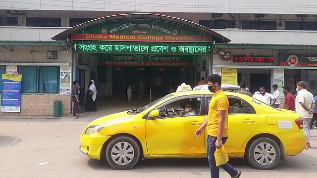ঢাকা মেডিকেল কলেজ হাসপাতালে আগামী শনিবার থেকে ১০টি হটলাইন নম্বরের মাধ্যমে বিশেষজ্ঞদের চিকিৎসা নিতে পারবেন রোগীরা। ছবি: আসাদুজ্জামান