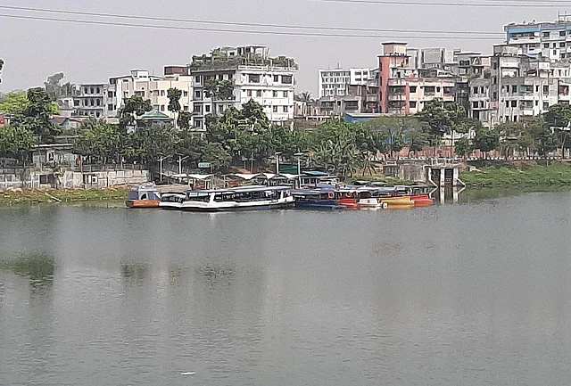 করোনাভাইরাস সংক্রমণ ঠেকাতে আজ থেকে শুরু হয়েছে ১০ দিনের ছুটি। একই কারণে বন্ধ নৌযান। হাতিরঝিল, ঢাকা, ২৬ মার্চ। ছবি: আতিক মোহাম্মদ শরীফ