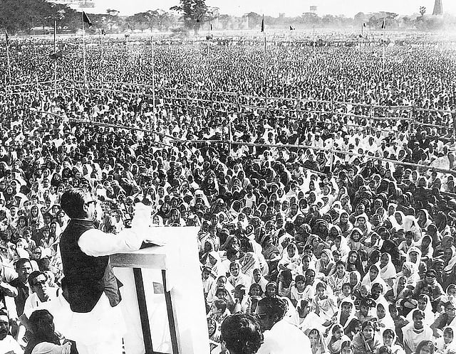 ঐতিহাসিক রেসকোর্স ময়দানে ৭ মার্চ ভাষণ দিচ্ছেন বঙ্গবন্ধু শেখ মুজিবুর রহমান