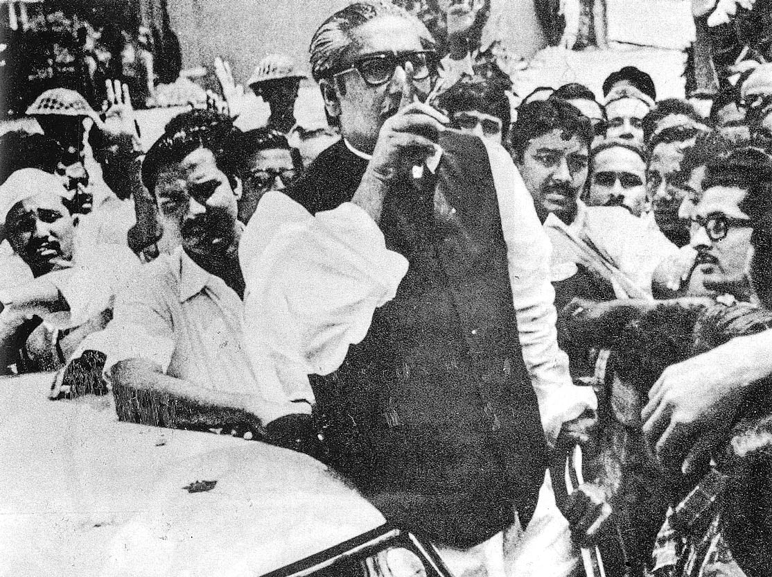 পাকিস্তানের প্রেসিডেন্ট ইয়াহিয়া খানের সঙ্গে আলোচনা শেষে বাইরে অপেক্ষমাণ সাংবাদিকদের সামনে বঙ্গবন্ধু, মার্চ ১৯৭১