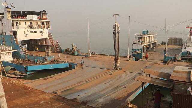 ঢাকামুখী মানুষের চাপ নেই। যানবাহনের অপেক্ষায় ঘাটে বসে থাকছে ফেরি। আজ বৃহস্পতিবার সকালে দৌলতদিয়া ফেরি ঘাট থেকে তোলা ছবি। ছবি: প্রথম আলো