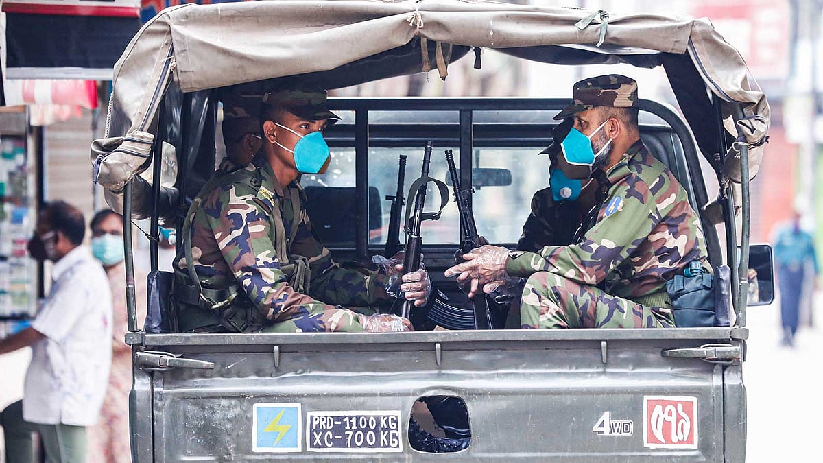 করোনা ভাইরাস সংক্রামনের প্রেক্ষাপটে সাধারন মানুষের ঘরে অবস্থান নিশ্চিত করতে মাঠে নেমেছে সেনাবাহিনী। রাজধানীর পুরান ঢাকার ইসলামপুর এলাকায় সেনাবাহিনীর টহল। ঢাকা, ২৬ মার্চ। ছবি: দীপু মালাকার