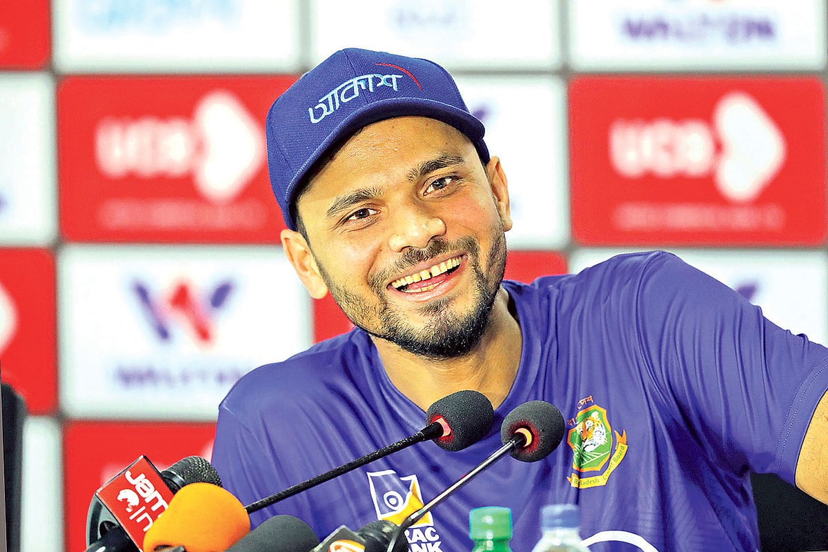 করোনা প্রতিরোধে এগিয়ে এসেছেন সাংসদ মাশরাফিও। ছবি: প্রথম আলো