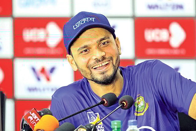 করোনা প্রতিরোধে এগিয়ে এসেছেন সাংসদ মাশরাফিও। ছবি: প্রথম আলো