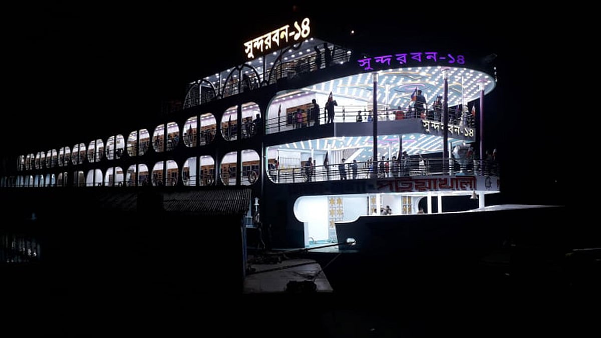 নিষেধাজ্ঞা অমান্য করে লঞ্চটি ঢাকা থেকে পটুয়াখালী এসেছে। এ অপরাধে ওই লঞ্চেই এর ৩৬ কর্মকর্তা-কর্মচারীকে ১৪ দিন কোয়ারেন্টিনে থাকার নির্দেশ দিয়েছে ভ্রাম্যমাণ আদালত। পটুয়াখালী। ছবি: প্রথম আলো
