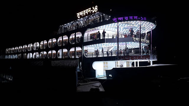 নিষেধাজ্ঞা অমান্য করে লঞ্চটি ঢাকা থেকে পটুয়াখালী এসেছে। এ অপরাধে ওই লঞ্চেই এর ৩৬ কর্মকর্তা-কর্মচারীকে ১৪ দিন কোয়ারেন্টিনে থাকার নির্দেশ দিয়েছে ভ্রাম্যমাণ আদালত। পটুয়াখালী। ছবি: প্রথম আলো