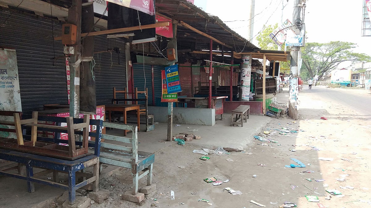 ওষুধের দোকান, কাঁচাবাজার ও মুদিদোকান ছাড়া শরীয়তপুরে কোনো ব্যবসাপ্রতিষ্ঠান খোলা নেই। ছবি: প্রথম আলো