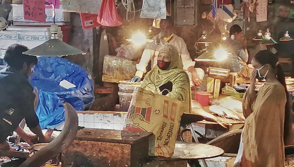 ‘আজ আইতাম না, তুমি আসবা মনে কইরা আইছি। ভাই খাইতে গেছে, আমারে কইল তুই গিয়া ব। আমি তো মাছ কাটি না, বুঝছ, তোমার জন্যই আইছি। মনে কইছে, তুমি আজ আইবা।’ মাছ কাটতে কাটতে বলে ছেলেটা। ছবি: লেখক