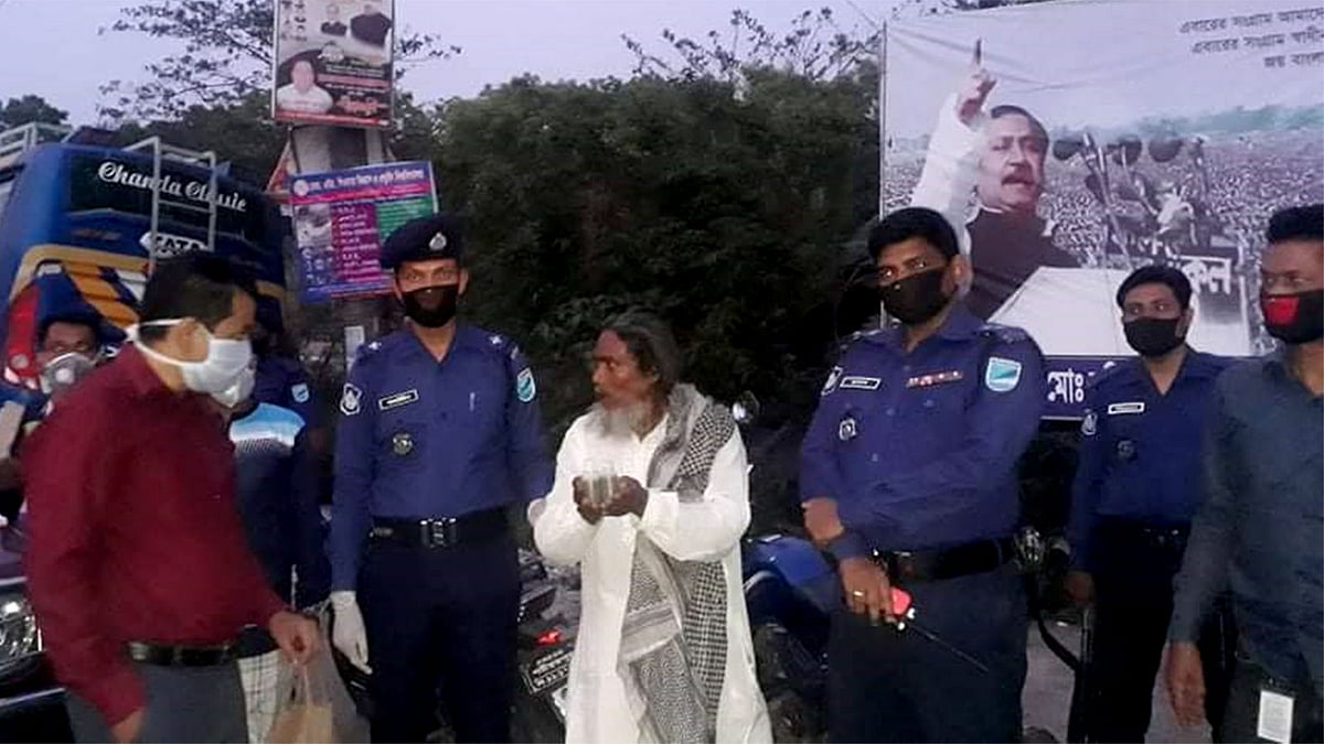 করোনাভাইরাস সংক্রমণ প্রতিরোধের ওষুধ বিক্রি করার অপরাধে কথিত কবিরাজ আলতাফ ফকিরকে কারাদণ্ড দিয়েছেন ভ্রাম্যমাণ আদালত। শরীয়তপুর, ২৬ মার্চ। ছবি: সংগৃহীত
