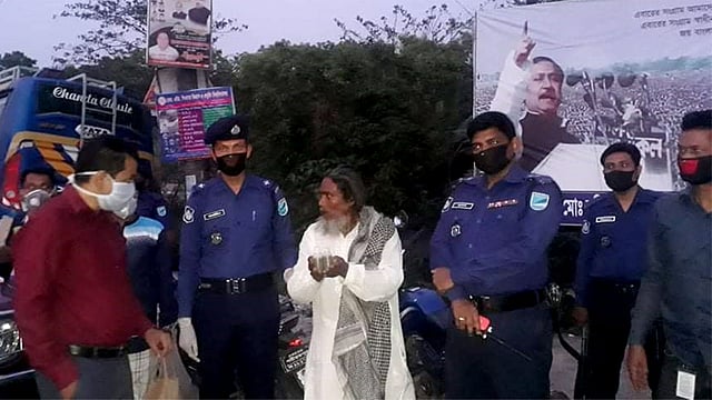 করোনাভাইরাস সংক্রমণ প্রতিরোধের ওষুধ বিক্রি করার অপরাধে কথিত কবিরাজ আলতাফ ফকিরকে কারাদণ্ড দিয়েছেন ভ্রাম্যমাণ আদালত। শরীয়তপুর, ২৬ মার্চ। ছবি: সংগৃহীত