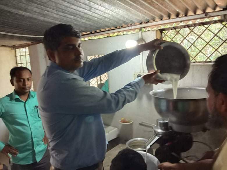 করোনাভাইরাসের কারণে ফরিদপুরের তরল দুধ বিক্রি প্রায় বন্ধ হয়ে গিয়েছিল। অল্প কিছু বিক্রি হলেও দাম কমে অর্ধেকে নেমে আসে। লোকসানের বোঝা বাড়তে থাকে। উপায় না পেয়ে এখন বিকল্প পথে যাচ্ছেন খামারিরা। দুধ থেকে ক্রিম তৈরি করছেন তাঁরা। খামারিদের এ কাজে সহযোগিতা করছেন ফরিদপুর জেলা প্রাণিসম্পদ কার্যালয়। ছবি: সংগৃহীত