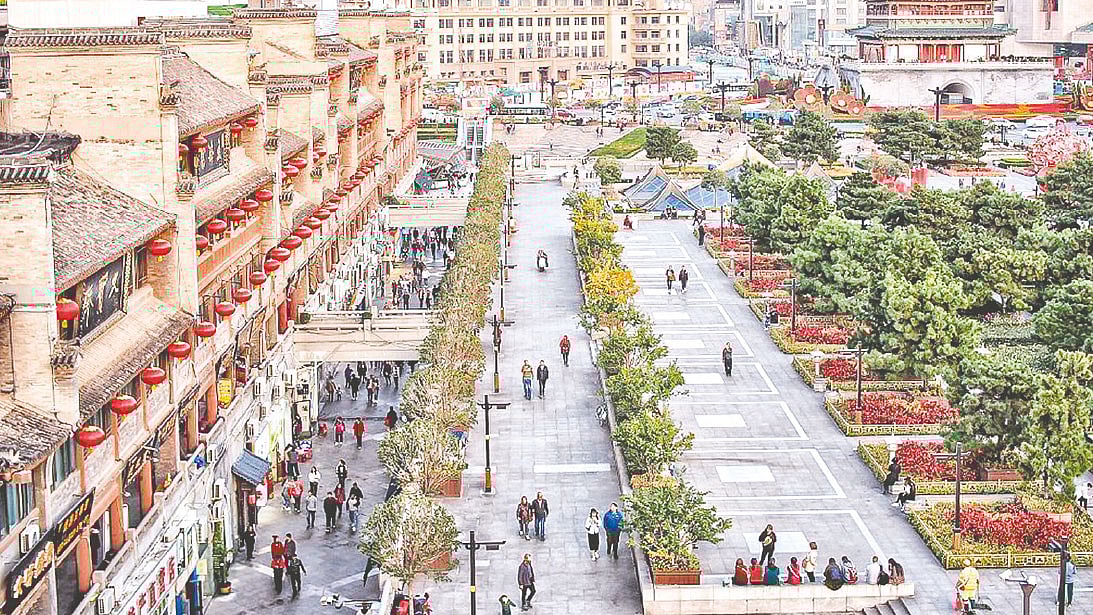 ঘরবন্দী জীবন কাটিয়ে কাজে বেরিয়েছেন শিয়ান শহরের মানুষ। ছবি: সংগৃহীত