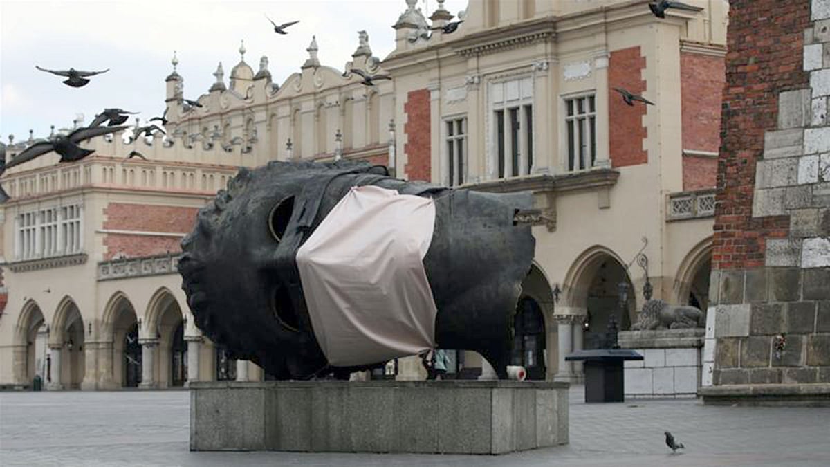 পোল্যান্ডের ক্র্যাকোতে লকডাউন চলাকালে মাস্কসহ একটি ভাস্কর্য। ছবি: রয়টার্স