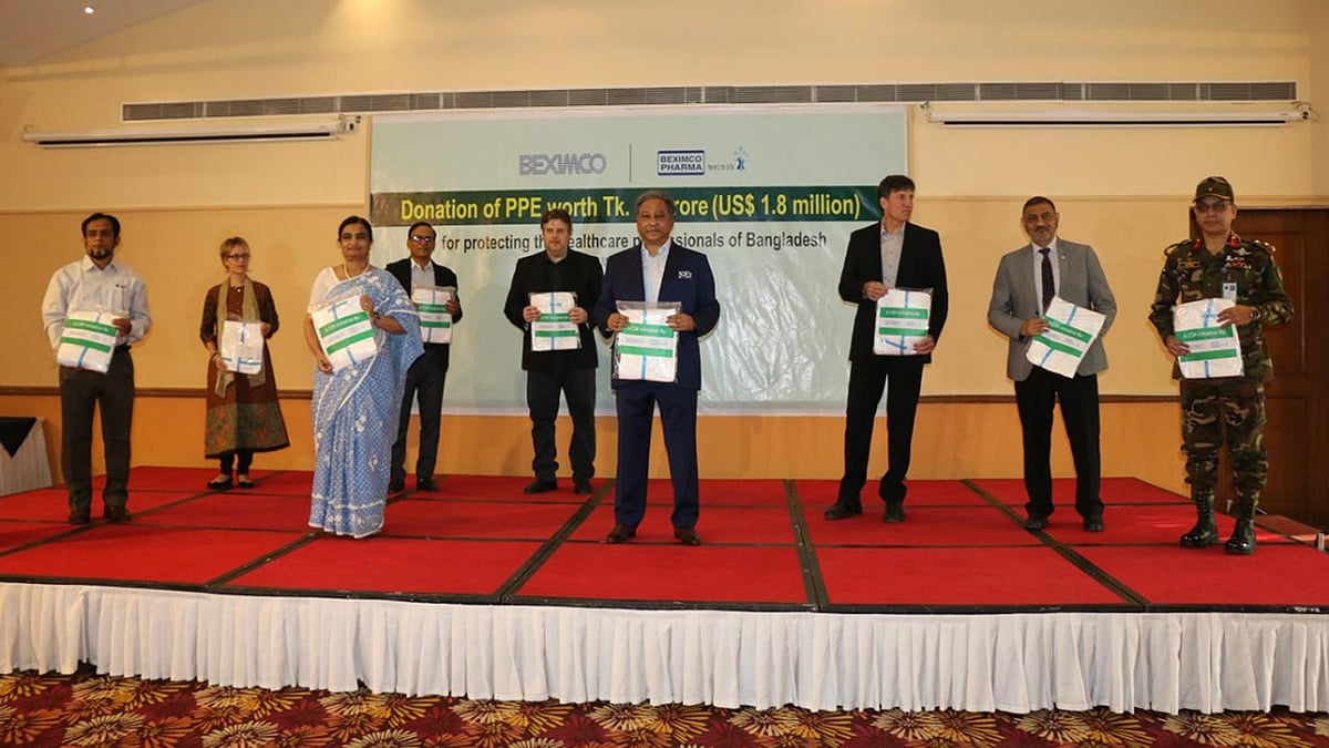 বেক্সিমকো ফার্মার ব্যবস্থাপনা পরিচালক নাজমুল হাসান প্রথম ধাপের উপকরণ নির্ধারিত হাসপাতালের প্রতিনিধিদের কাছে হস্তান্তর করেন। ছবি: সংগৃহীত