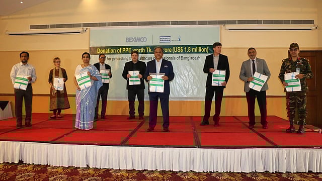 বেক্সিমকো ফার্মার ব্যবস্থাপনা পরিচালক নাজমুল হাসান প্রথম ধাপের উপকরণ নির্ধারিত হাসপাতালের প্রতিনিধিদের কাছে হস্তান্তর করেন। ছবি: সংগৃহীত