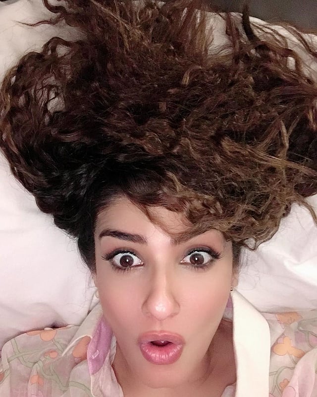 রাভিনা ট্যান্ডন বলেছেন, লকডাউনের প্রভাব পড়েছে তাঁর চুলে। তাই এই অবস্থা!