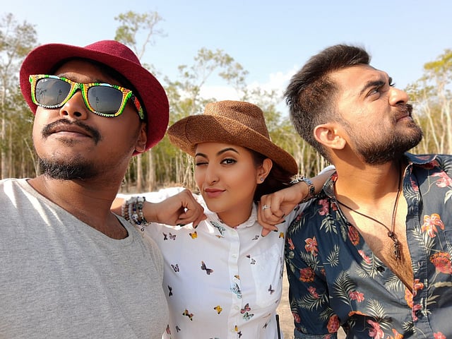 ‘অ্যাডভেঞ্চার অব সুন্দরবন’ ছবির শিল্পীদের সঙ্গে পরীমনি। ছবি: সংগৃহীত