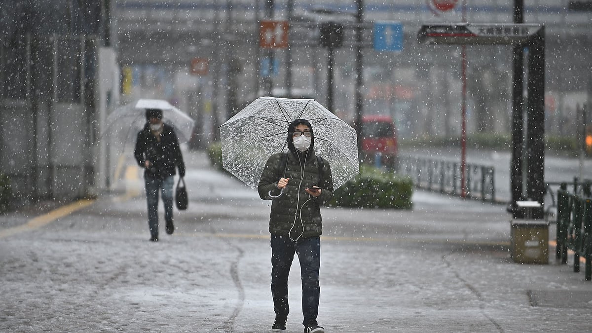 করোনাভাইরাস প্রতিরোধে ঘরে থাকতে সরকারের আহ্বানে সাড়া না দিলেও তুষারপাতের কারণে এখন বাধ্য হয়েই ঘরে থাকছে মানুষ। প্রায় ফাঁকা টোকিওর রাস্তা। ২৯ মার্চ, টোকিও। ছবি: এএফপি