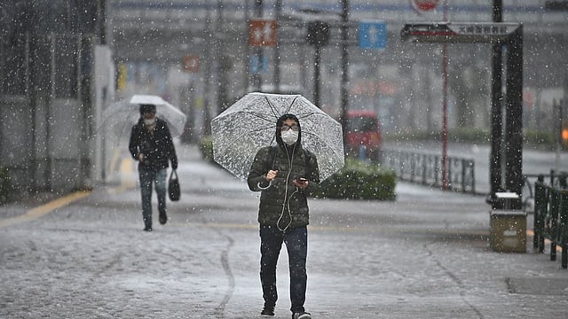 করোনাভাইরাস প্রতিরোধে ঘরে থাকতে সরকারের আহ্বানে সাড়া না দিলেও তুষারপাতের কারণে এখন বাধ্য হয়েই ঘরে থাকছে মানুষ। প্রায় ফাঁকা টোকিওর রাস্তা। ২৯ মার্চ, টোকিও। ছবি: এএফপি