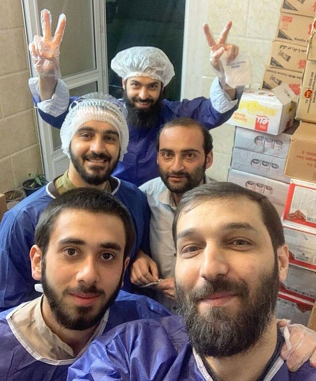 অন্য স্বেচ্ছাসেবকদের সঙ্গে মুহাম্মদ মাদ্দাহ। ছবি: সংগৃহীত