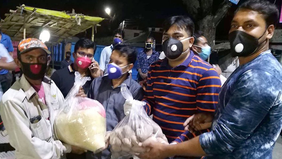 দরিদ্র দিনমজুরদের মধ্যে ত্রাণসামগ্রী বিতরণ করেছে নীলফামারীর সৈয়দপুর উপজেলা প্রশাসন। ছবি: প্রথম আলো