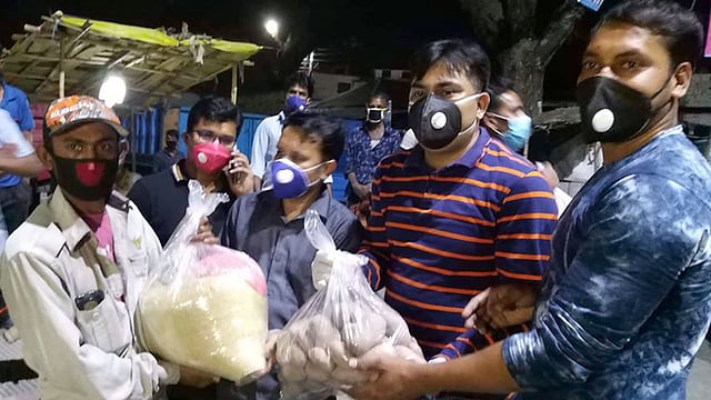 দরিদ্র দিনমজুরদের মধ্যে ত্রাণসামগ্রী বিতরণ করেছে নীলফামারীর সৈয়দপুর উপজেলা প্রশাসন। ছবি: প্রথম আলো