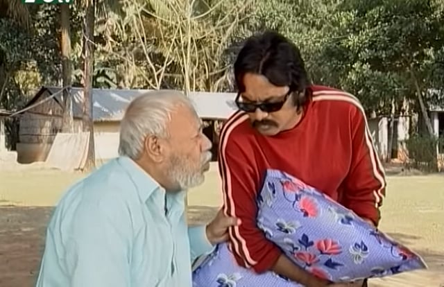 ‘রঙের মানুষ’ নাটকের দৃশ্যে এ টি এম শামসুজ্জামান ও সালাউদ্দিন লাভলু। ছবি: সংগৃহীত