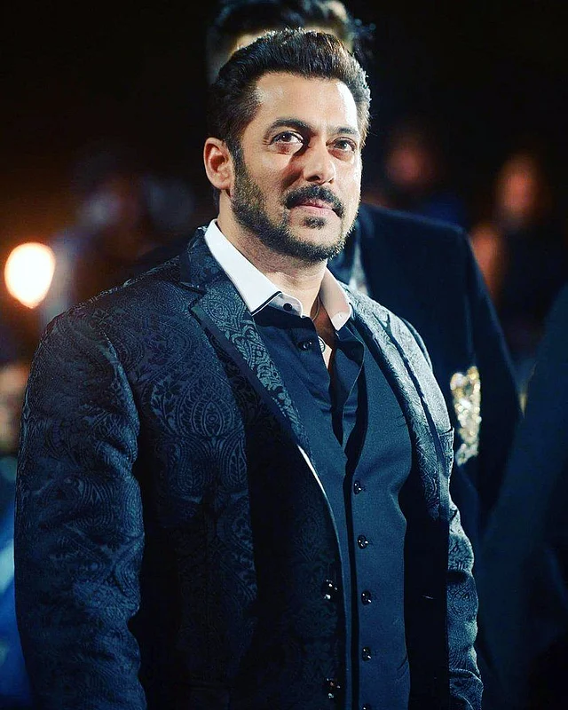 বলিউডে দৈনিক আয়ের ভিত্তিতে যেসব সিনেমাকর্মী কাজ করেন, তাঁদের পাশে দাঁড়িয়েছেন সালমান। ছবি: ফেসবুক